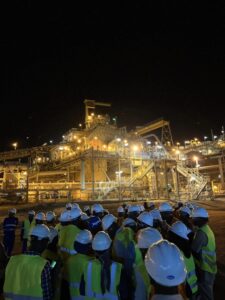 Lire la suite à propos de l’article Le ministre de l’Énergie, du Pétrole et des Mines, Birame Souleye Diop, accompagné de ses collègues de l’Environnement, de l’Hydraulique, du Travail et de la Santé, s’est rendu ce dimanche à Kédougou pour une visite de deux jours. Ce déplacement avait pour but d’examiner de près les opérations minières et de traitement de l’or dans cette région riche en ressources naturelles.