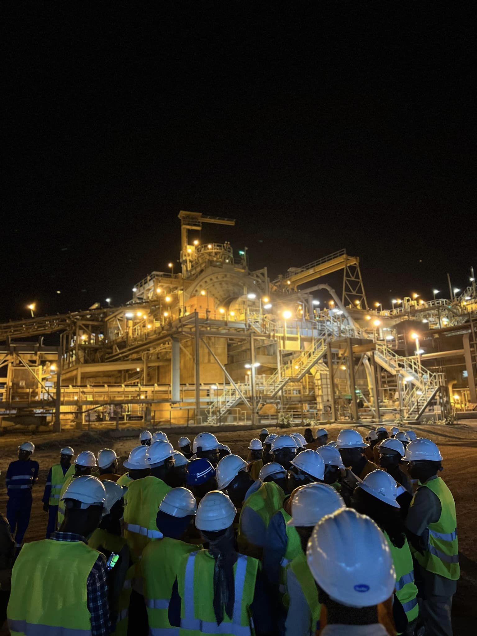 Lire la suite à propos de l’article Le ministre de l’Énergie, du Pétrole et des Mines, Birame Souleye Diop, accompagné de ses collègues de l’Environnement, de l’Hydraulique, du Travail et de la Santé, s’est rendu ce dimanche à Kédougou pour une visite de deux jours. Ce déplacement avait pour but d’examiner de près les opérations minières et de traitement de l’or dans cette région riche en ressources naturelles.